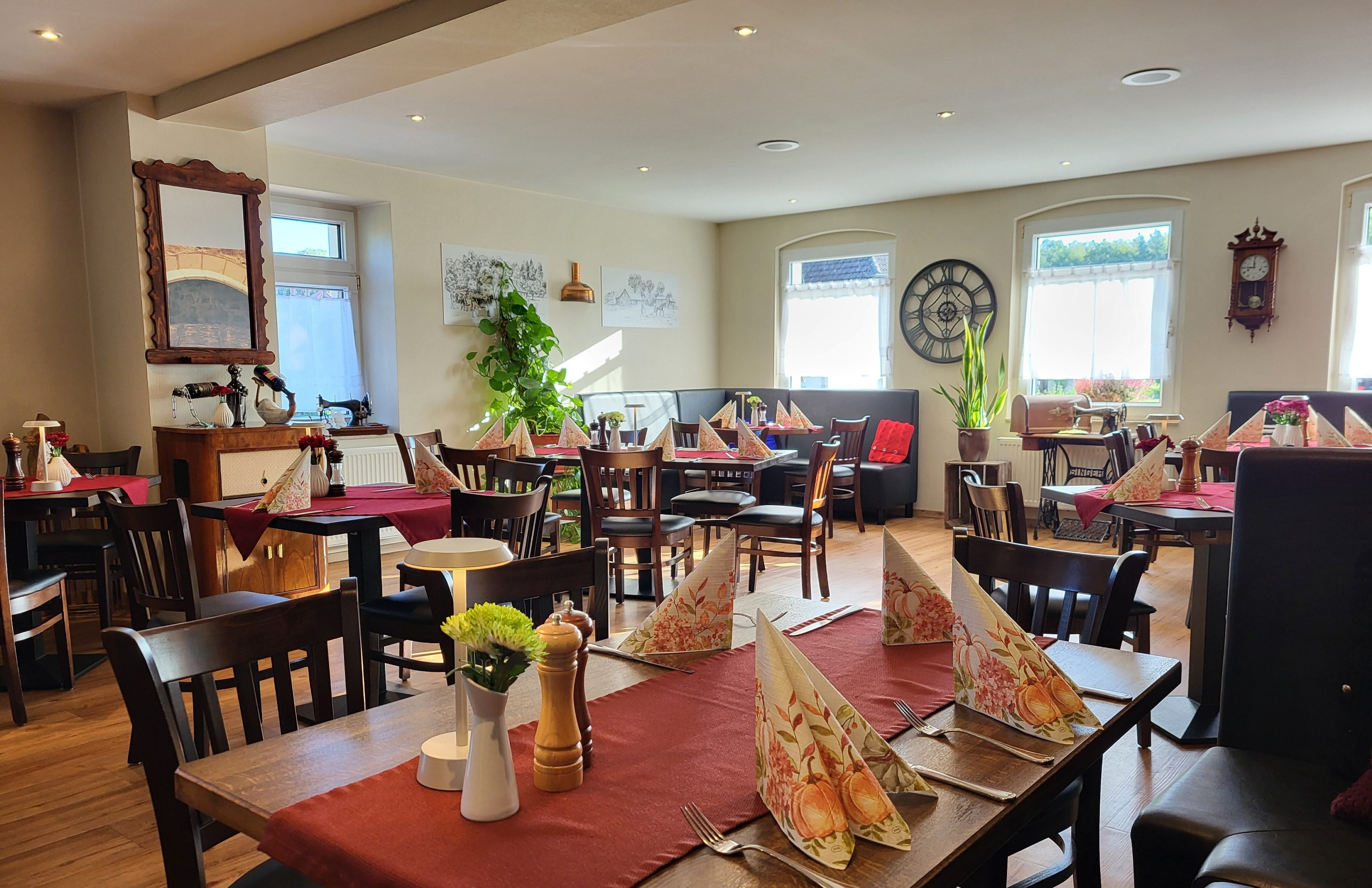 Restaurant innen mit eingedeckten Tischen