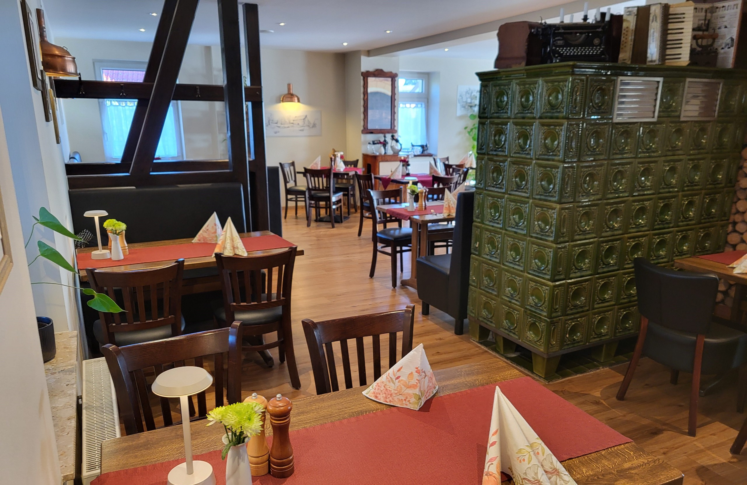 Restaurant innen mit altem Ofen